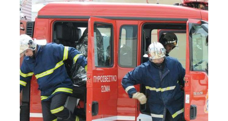 Τροχαίο στη Γλυφάδα – Απεγκλωβίστηκαν δύο επιβάτες