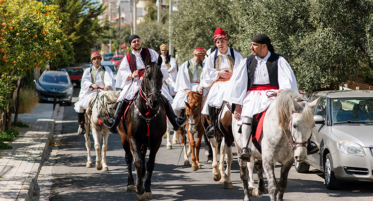 έφιπποι στους δρόμους της Γλυφάδας