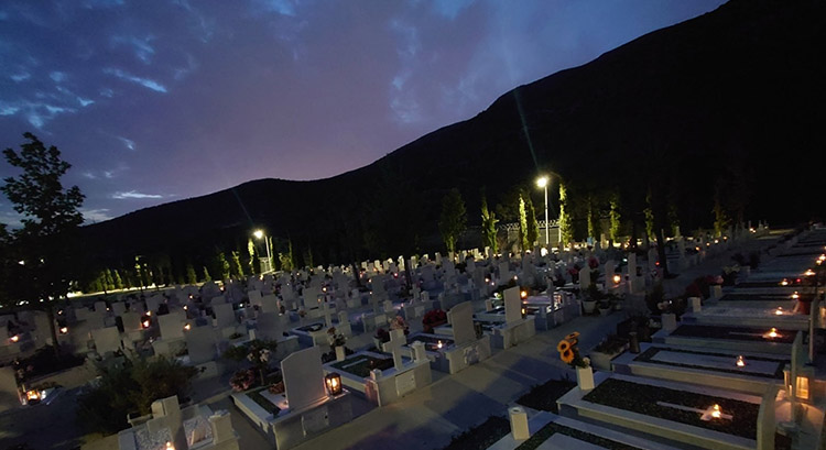 Αναμμένα τα καντηλάκια