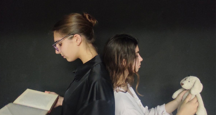 Πολύ μακριά