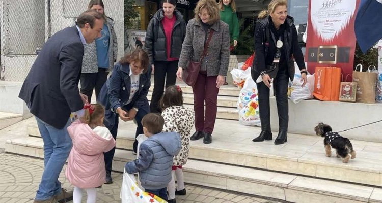 μεγάλη αγκαλιά για τα παιδιά η Γλυφάδα